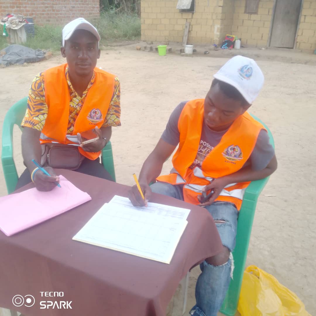 Agentes da ASI-ONG em missão de coleta, Libreville