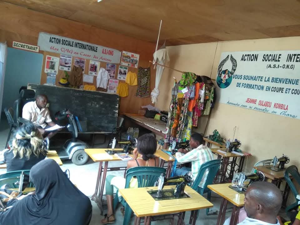 Séance de formation coupe-couture, centre Jeanne Oulabou Kombila, ASI-ONG