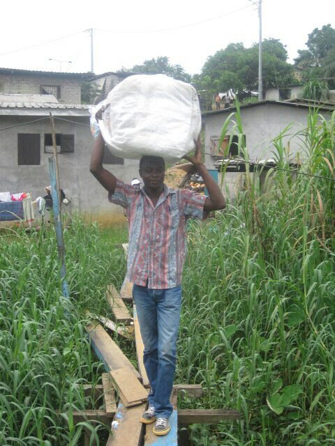 Transporte de redes mosquiteiras de longa duração para distribuição, bairro subintegrado, parceria PNLP
